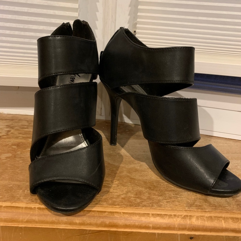 Fioni- size 7.5 - black leather - 4” heel